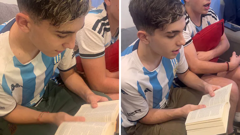 Dos jóvenes con la camiseta de la Selección Argentina leyendo la Biblia en voz alta durante un partido, buscando cambiar el resultado con esa cábala.